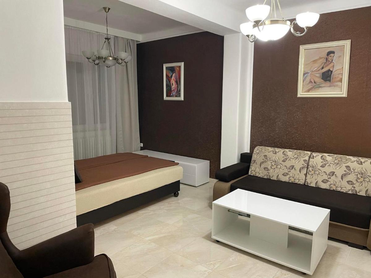 Adam Apartman Hajdúszoboszló Buitenkant foto