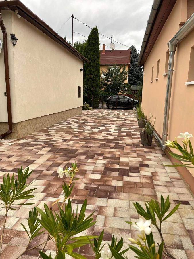 Adam Apartman Hajdúszoboszló Buitenkant foto