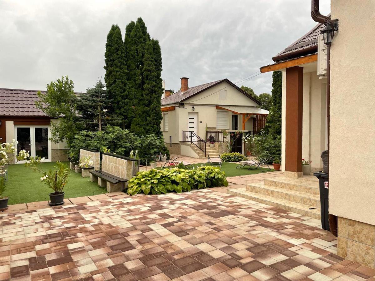 Adam Apartman Hajdúszoboszló Buitenkant foto