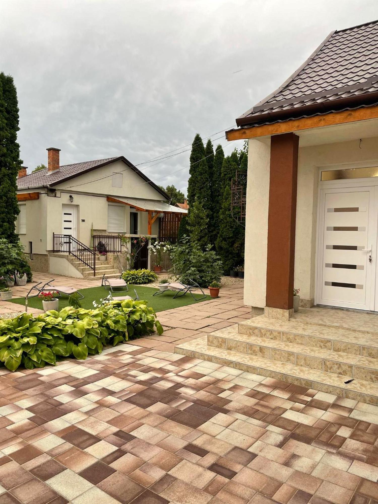Adam Apartman Hajdúszoboszló Buitenkant foto