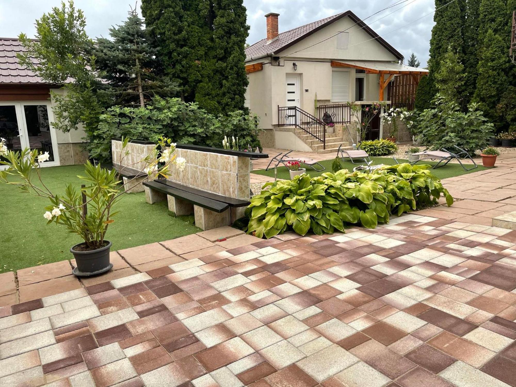 Adam Apartman Hajdúszoboszló Buitenkant foto