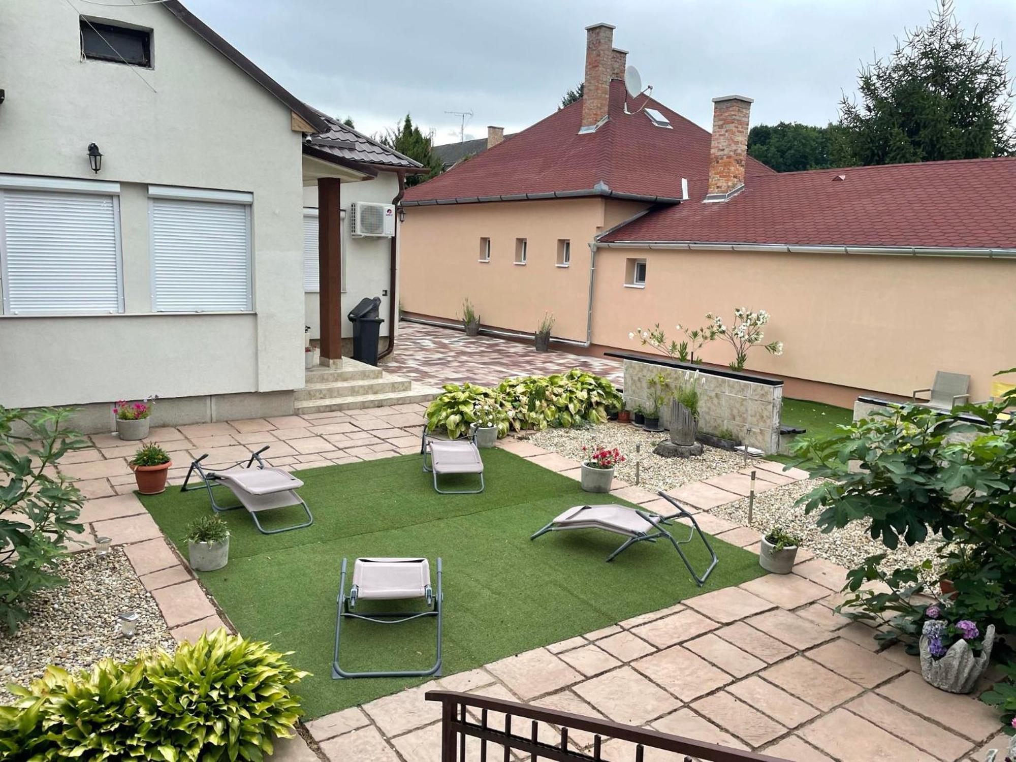 Adam Apartman Hajdúszoboszló Buitenkant foto