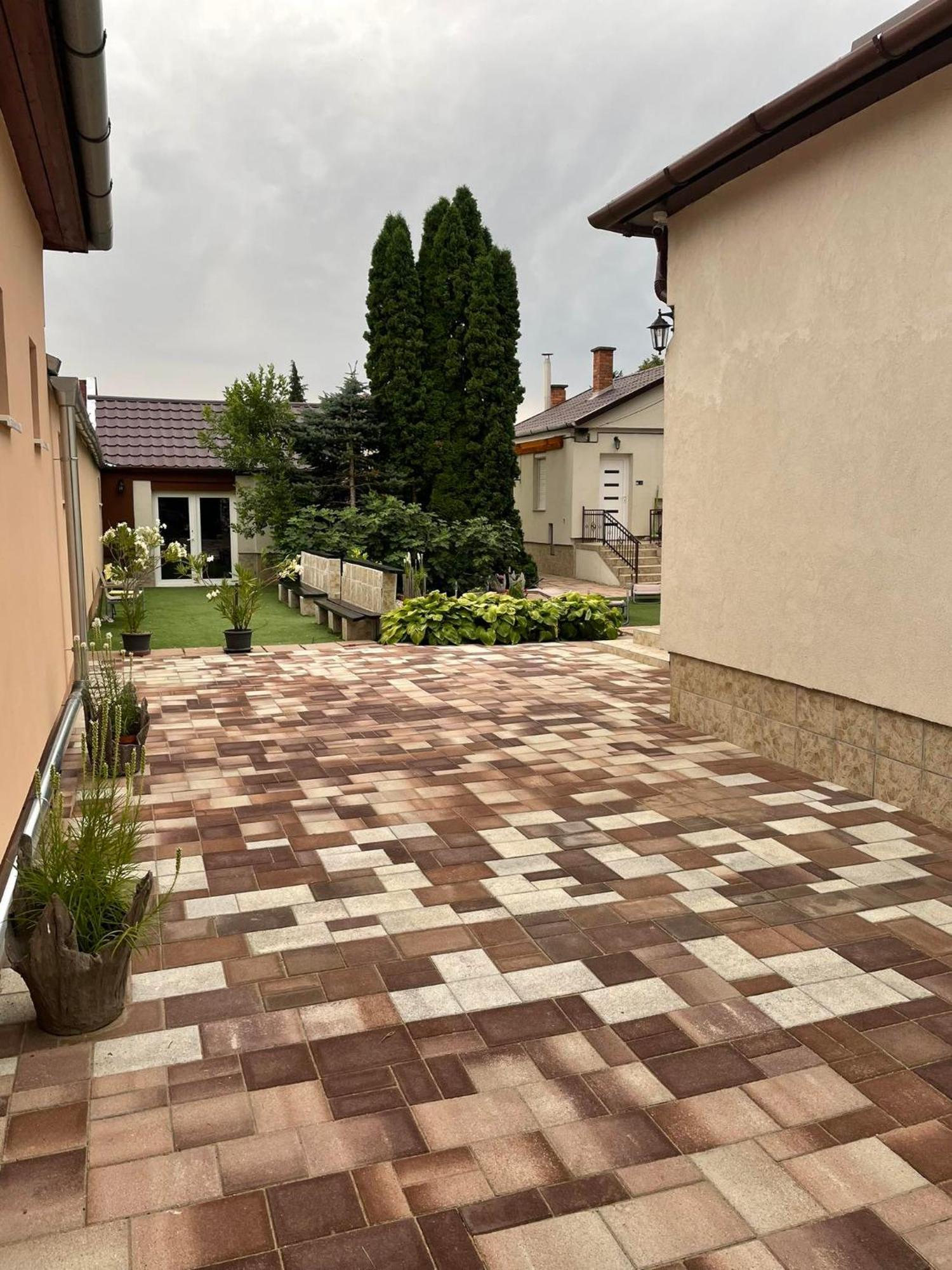 Adam Apartman Hajdúszoboszló Buitenkant foto