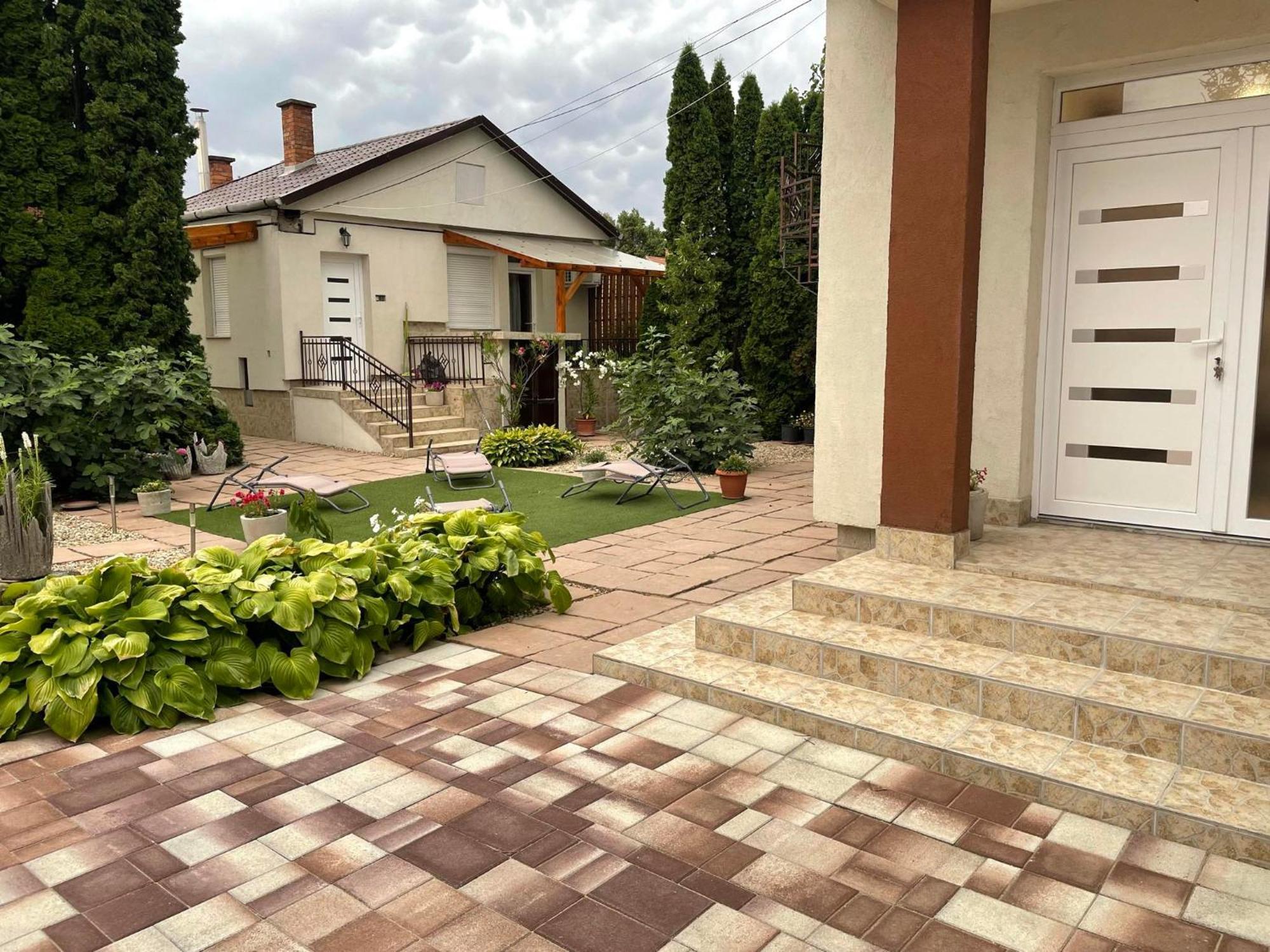 Adam Apartman Hajdúszoboszló Buitenkant foto