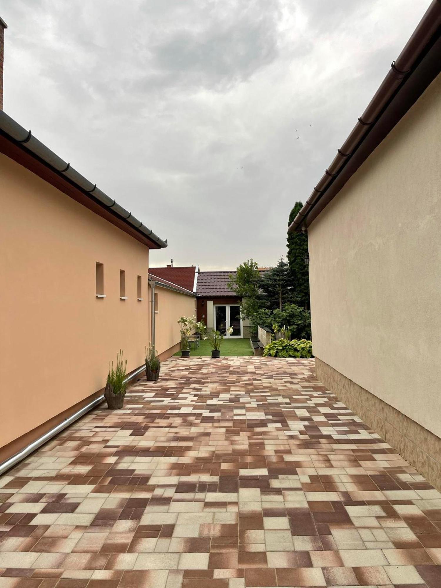 Adam Apartman Hajdúszoboszló Buitenkant foto