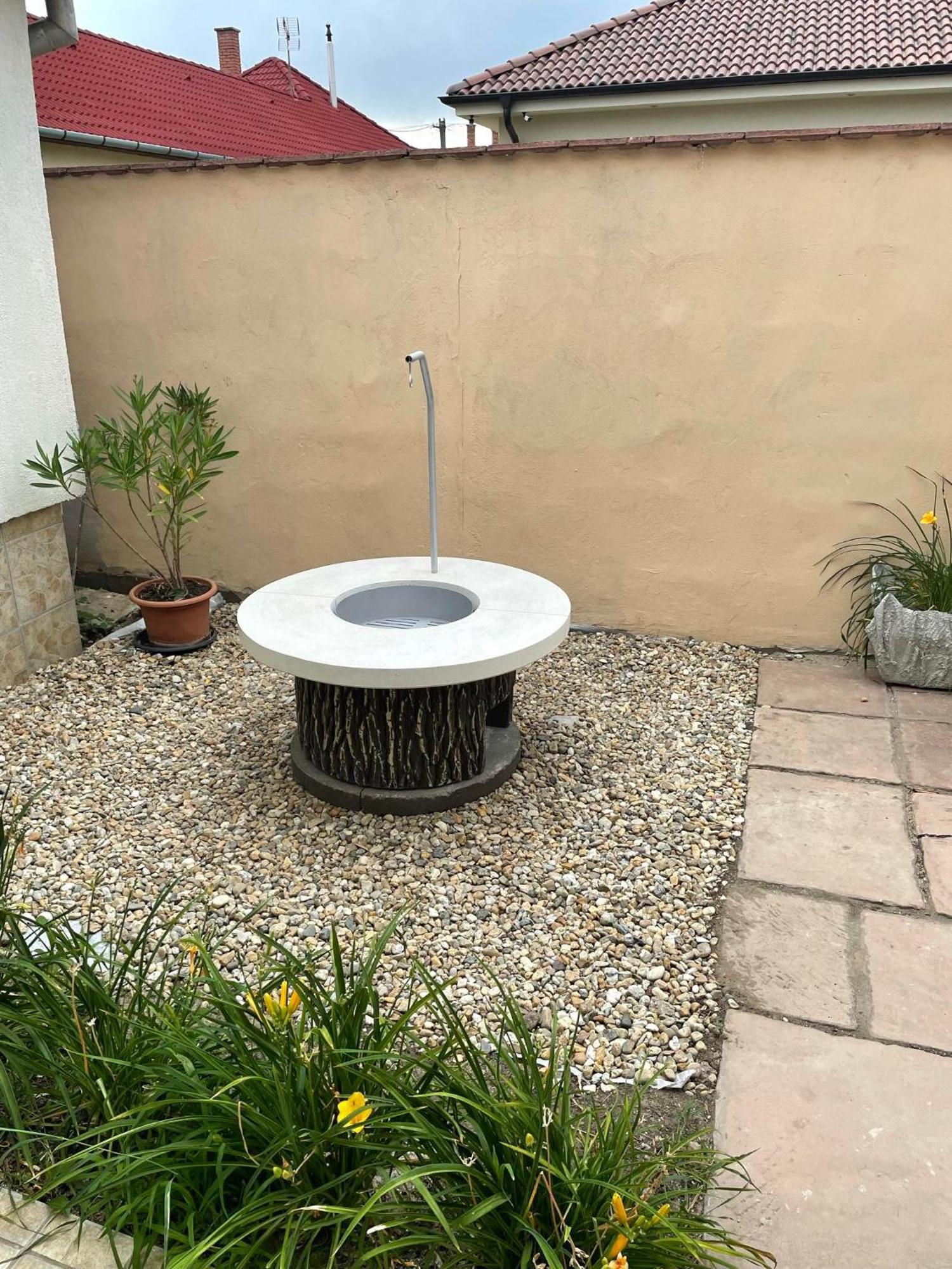 Adam Apartman Hajdúszoboszló Buitenkant foto